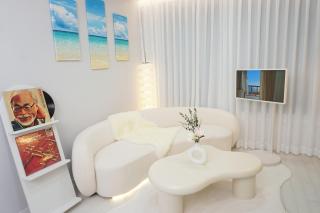 White Modern Stay - 2