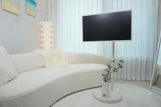 White Modern Stay - 7