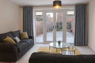 3 Double Bed House Bedford - 8