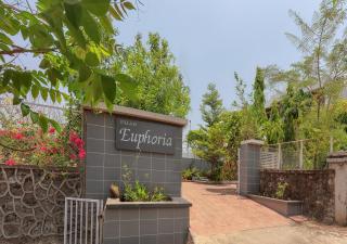 SaffronStays Euphoria - 7BR luxury pool villa with river view, lawns, BBQ & bonfire, perfect for celebrations in Karjat - 9