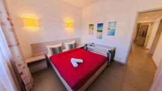 Azuri Ocean & Golf Village - Elegant 3-Bedroom Apartment with Private Garden, Beach & Pool Access in Roches Noires - 1