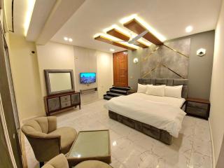 Spacious 5BHK entire luxury floor - 8