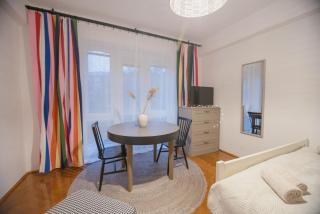 Vibrant & Cozy - A Colorful Bratislava Base - 7