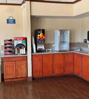 Days Inn by Wyndham San Antonio Splashtown/ATT Center - 9