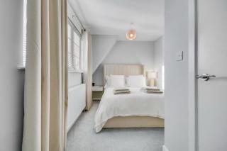 Lovely 2-Bed House with parking - 1