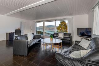 Modern Lake & Mountain View Apartment Balcony BBQ & Free Parking - 9