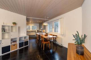 Modern Lake & Mountain View Apartment Balcony BBQ & Free Parking - 8