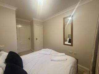 Bracknell Spacious Two Bedroom Apartment - 8