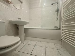 Bracknell Spacious Two Bedroom Apartment - 5