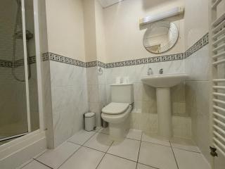 Bracknell Spacious Two Bedroom Apartment - 4