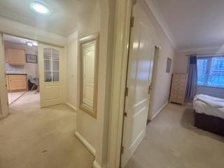 Bracknell Spacious Two Bedroom Apartment - 3