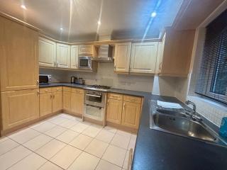 Bracknell Spacious Two Bedroom Apartment - 2