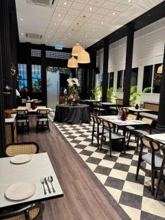 Cozy Royal Suite - 9