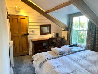 Country cottage in town - 6