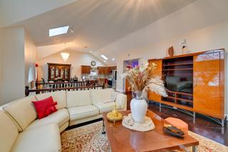 Near Hospitals & Universities: Baldwin Apt w/ Deck - 6