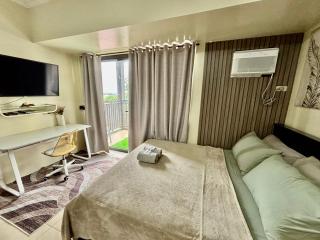 Minimalist Suite with Balcony at Serin West Tagaytay - 5