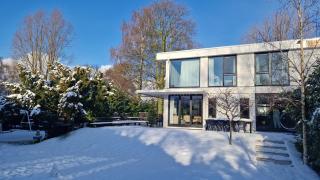 Elegant Luxury Villa with Large Garden, Near Beach & City - 0