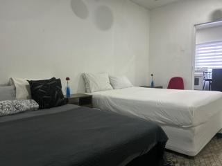 Uptown POS 2 bedroom WiFi, AC, coffee walkable to everything - 4