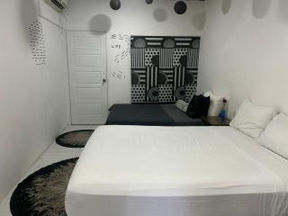 Uptown POS 2 bedroom WiFi, AC, coffee walkable to everything - 1