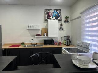 Uptown POS 2 bedroom WiFi, AC, coffee walkable to everything - 1