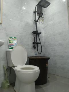 Charming 2-Bedroom Balanga Getaway with Ample Space - 2