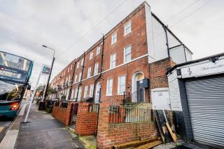 Bright & Cozy 3-Bedroom Home with Spacious Living - 0