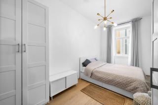 15 min to City Center Apartment next to WU and UNO - 1