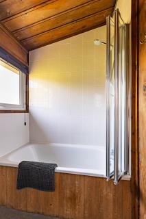 Coastal cabin, spectacular views, doorstep woodland walks, sea 5 mins - 9