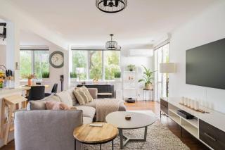 3bd 2 bthToorak Village luxurious Apartment, Relax - 4