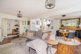 3bd 2 bthToorak Village luxurious Apartment, Relax - 5