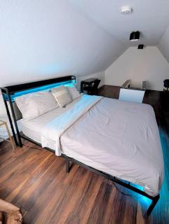 4 Bedroom Luxury House, Free Parking, Next to LRT, Kitchener Downtown, near Chicopee Ski Club - 8