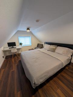 4 Bedroom Luxury House, Free Parking, Next to LRT, Kitchener Downtown, near Chicopee Ski Club - 7