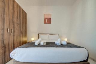 OpenPlan Penthouse with Private Terrace, Wifi & AC by 360 Estates - 0