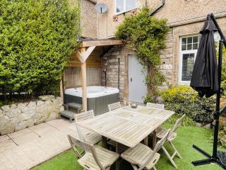 The Bakewell Haven- Hot tub - Pets - Sleeps 7 - 9