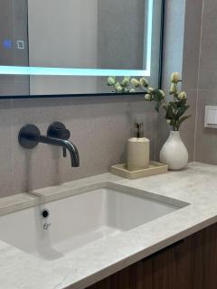 RentNow Apartments Luxury Apartment with Balcony and Parking - 7