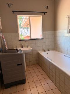 3 bed with ensuite Solar backup WIFI close to shops - 9