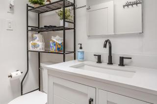 ComfiNook Cozy Suburb Stay Philly Airport Parking - 2