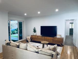 Mettams Pool 4x2 Luxury Home - 4