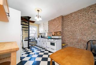 Charming 3-Bedroom Apartment in Midtown West - 2