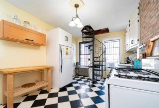 Charming 3-Bedroom Apartment in Midtown West - 1