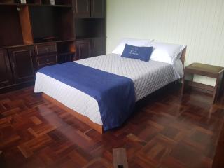 CASA COMPLETA E CENTRAL, 4 Qtos, Wi-Fi, 130m quadrados, 4 Camas Casal, 2 Banheiros 9 Pessoas, Vasto Quintal e Área Verde, Varanda nos Fundos e Área Frontal, Garagem Coberta, Estacionamento Interno para 2 Carros, Churrasqueira, Fogão a Lenha - Cambará - 1