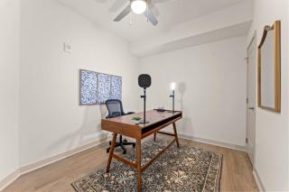 Guest Favorite 8th Floor King Suite Pet OK - 4