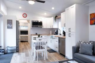 Cozy 2 Bedroom Cabin - 8