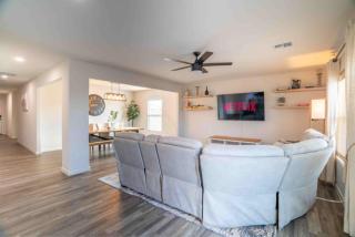Modern 4BR home in Casa Grande 65 inch TV - 7