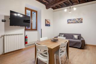 The Window on Piazza Dante In the Historic Center - 6