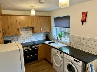 Great Parking and Spacious 3 Bedroom Home Andover - 1