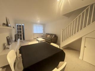 Warfield Charming Three Bedroom House - 8