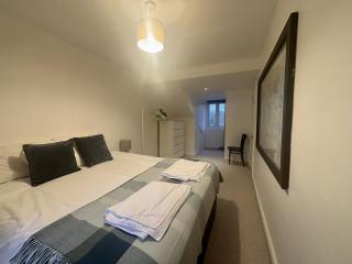 Warfield Charming Three Bedroom House - 7