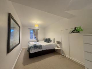 Warfield Charming Three Bedroom House - 6