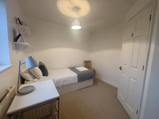 Warfield Charming Three Bedroom House - 5